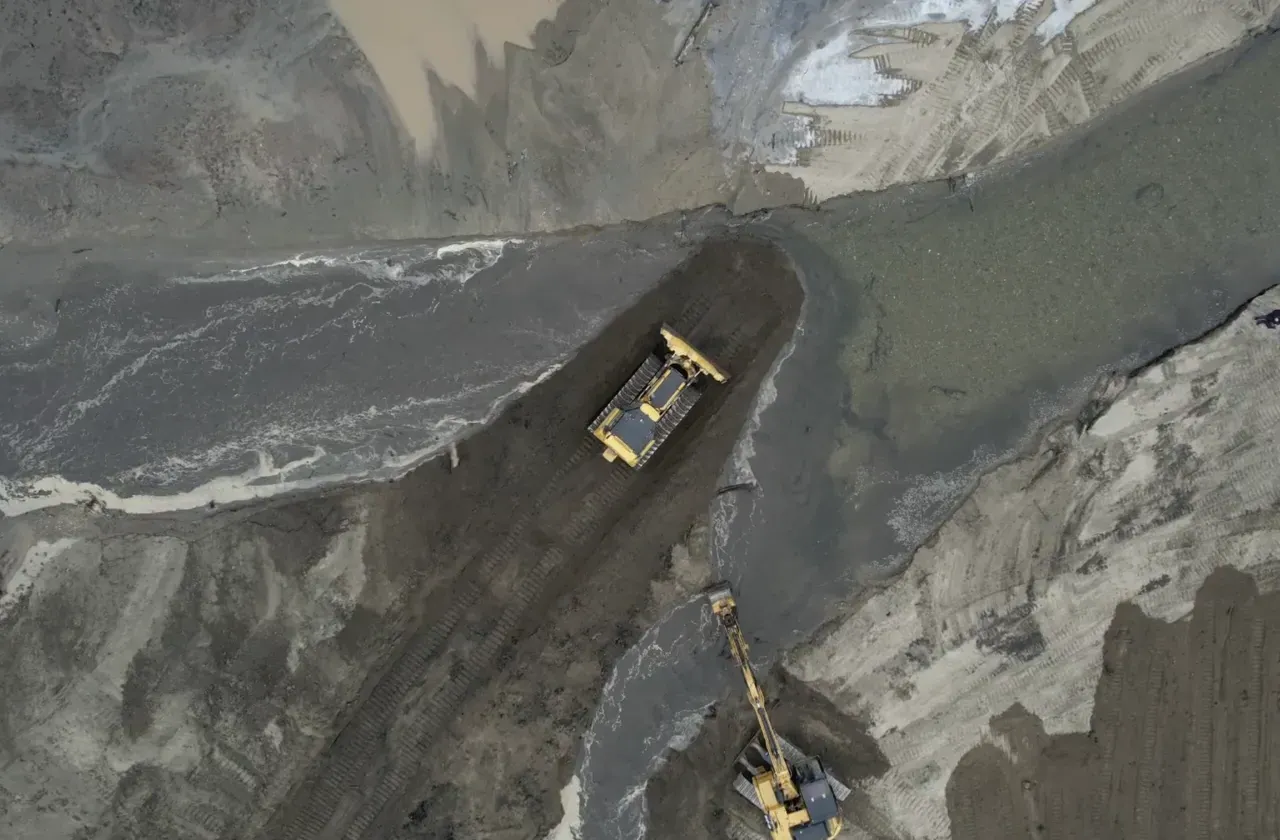 无人机拍摄的天堂池塘，黄色的推土机和挖掘机正在移动淤泥