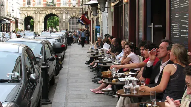 人们在巴黎一家咖啡馆外的街上用餐