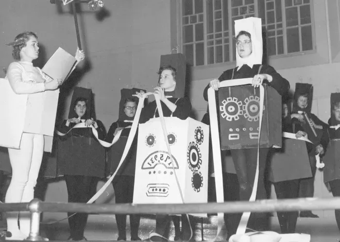 1957年，高年级学生表演小品