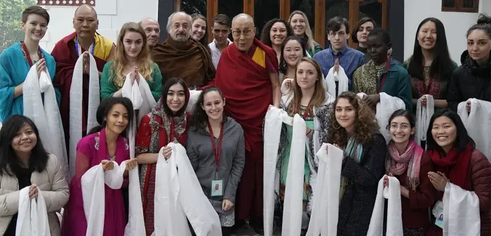 一群学生会见达赖喇嘛尊者