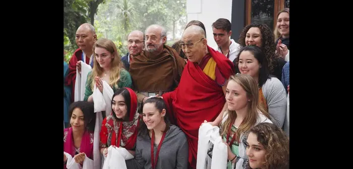 一群学生会见达赖喇嘛尊者