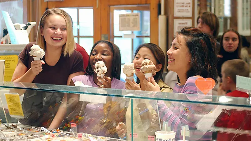 四个学生在北安普顿的一家商店里吃冰淇淋